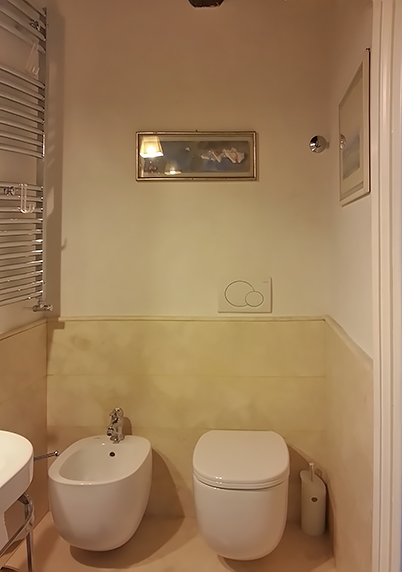 Campo Fiori Botticelli twin bedrooms bathroom opposite view