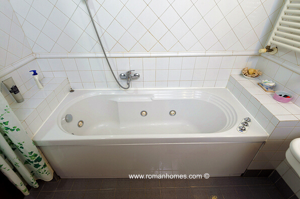 Navona Signora townhoouse bathroom Jacuzzi bathtub