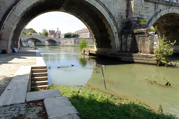 Rome Ponte degli Angeli dward where Gregory Peck and Audrey Hepburn swam out of the water after the fight in the party