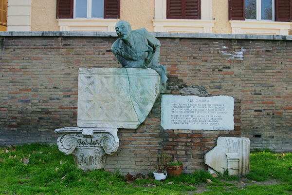 Trastevere, statue tribute to poet Trilussa